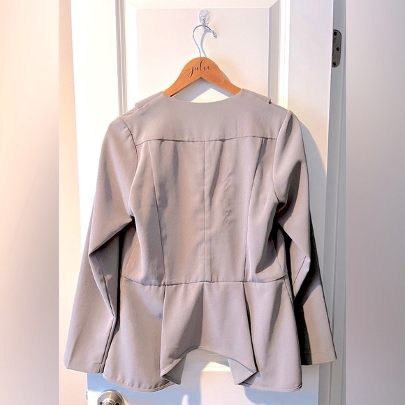 Stylish Harlow & Graham blazer. Color taupe. Size Medium - Picture 2 of 2